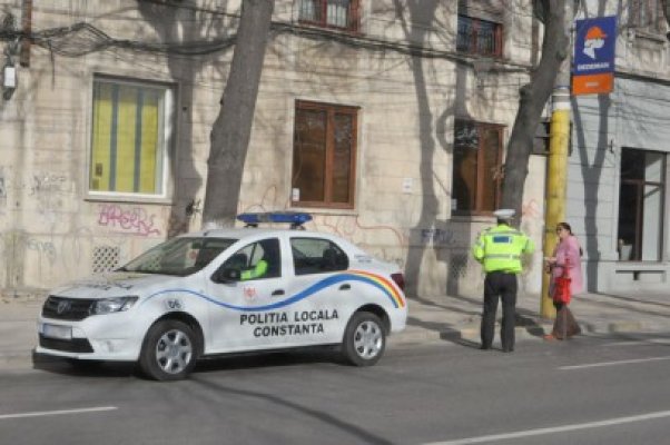Poliţia Locală a luat pe sus maşinile de pe bulevardul Ferdinand